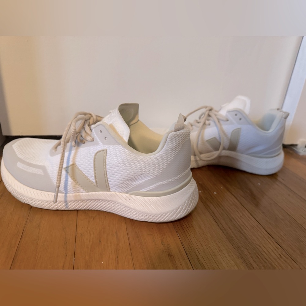 White Size 7 Veja Impala Sneaker